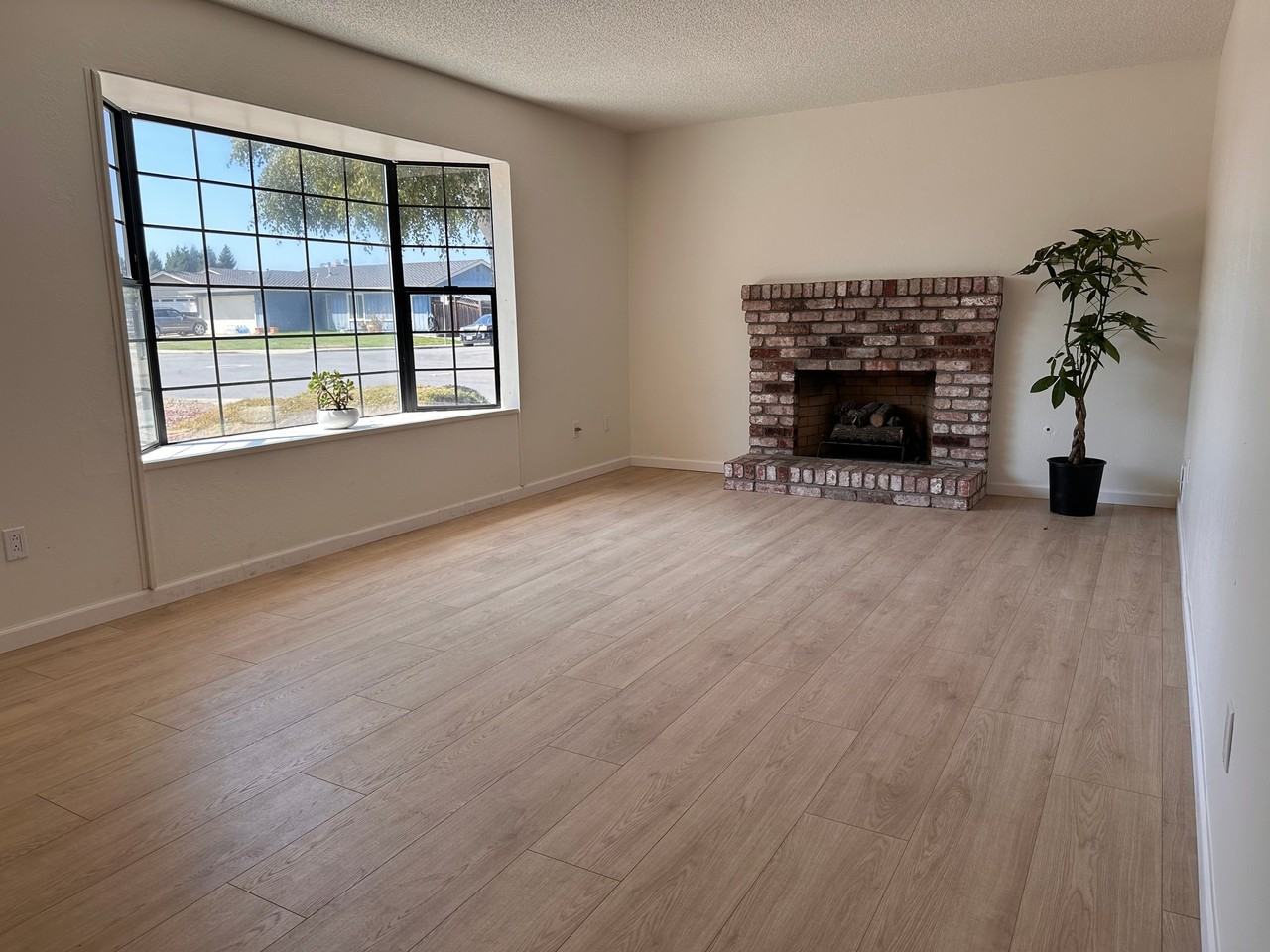 984 Mckenzie Ave - Photo 3 of 12