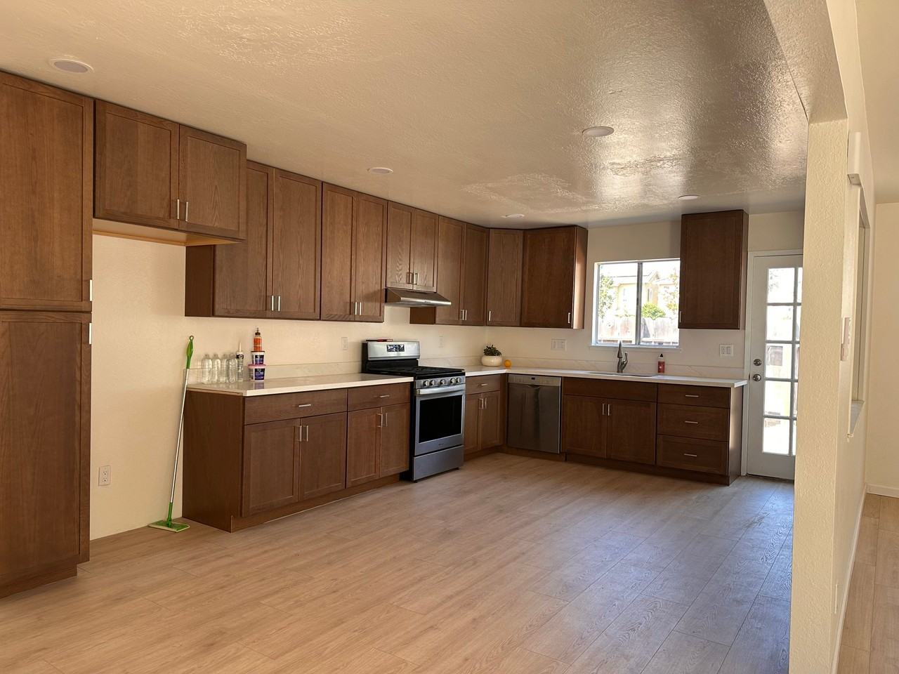 984 Mckenzie Ave - Photo 4 of 12