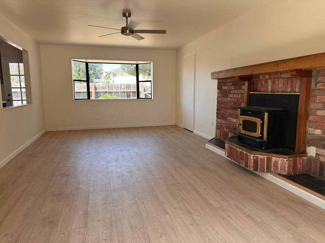 984 Mckenzie Ave - Photo 5 of 12