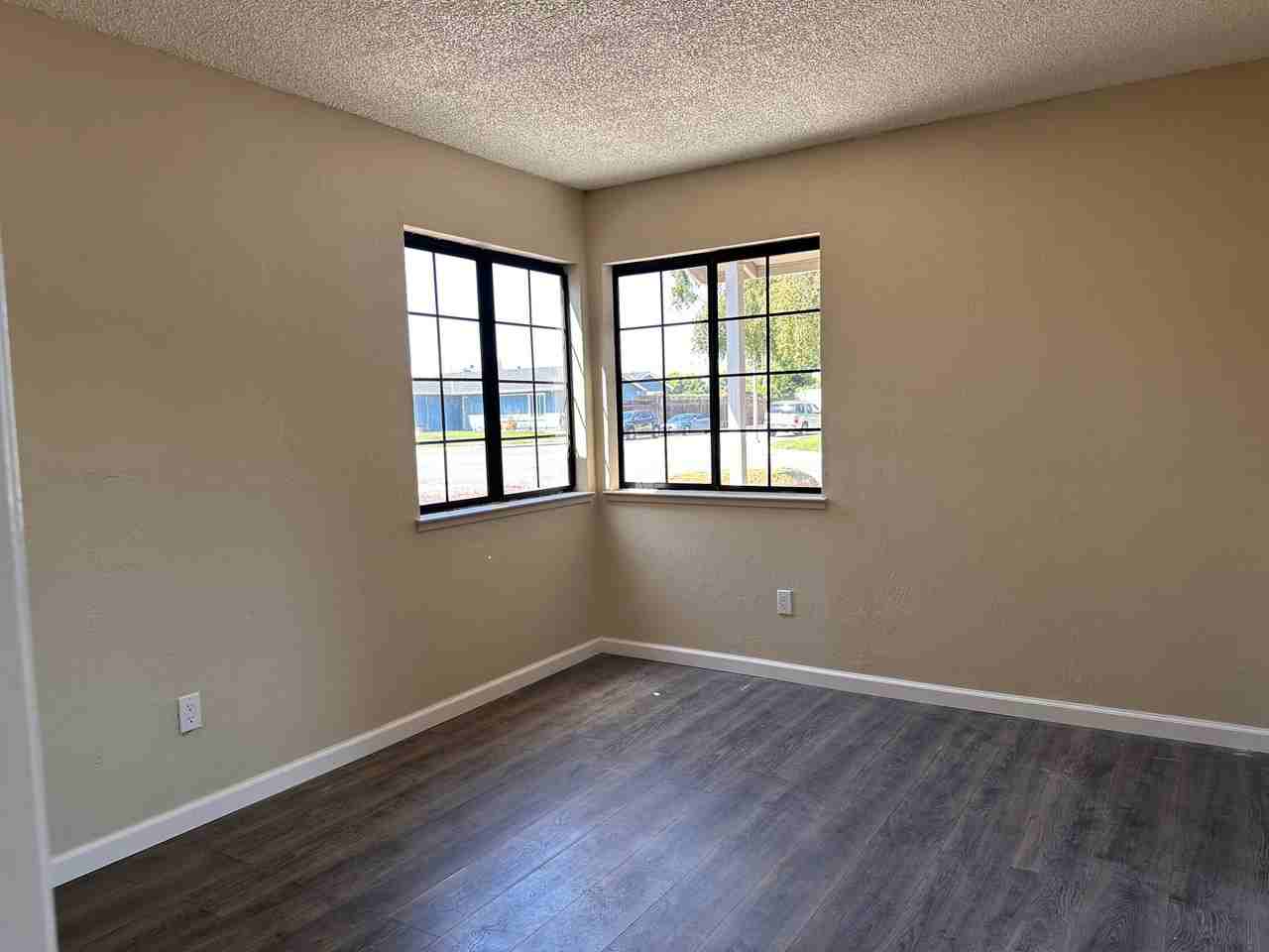 984 Mckenzie Ave - Photo 6 of 12