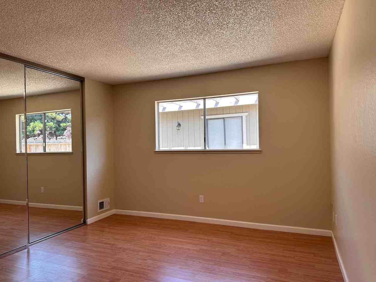984 Mckenzie Ave - Photo 7 of 12