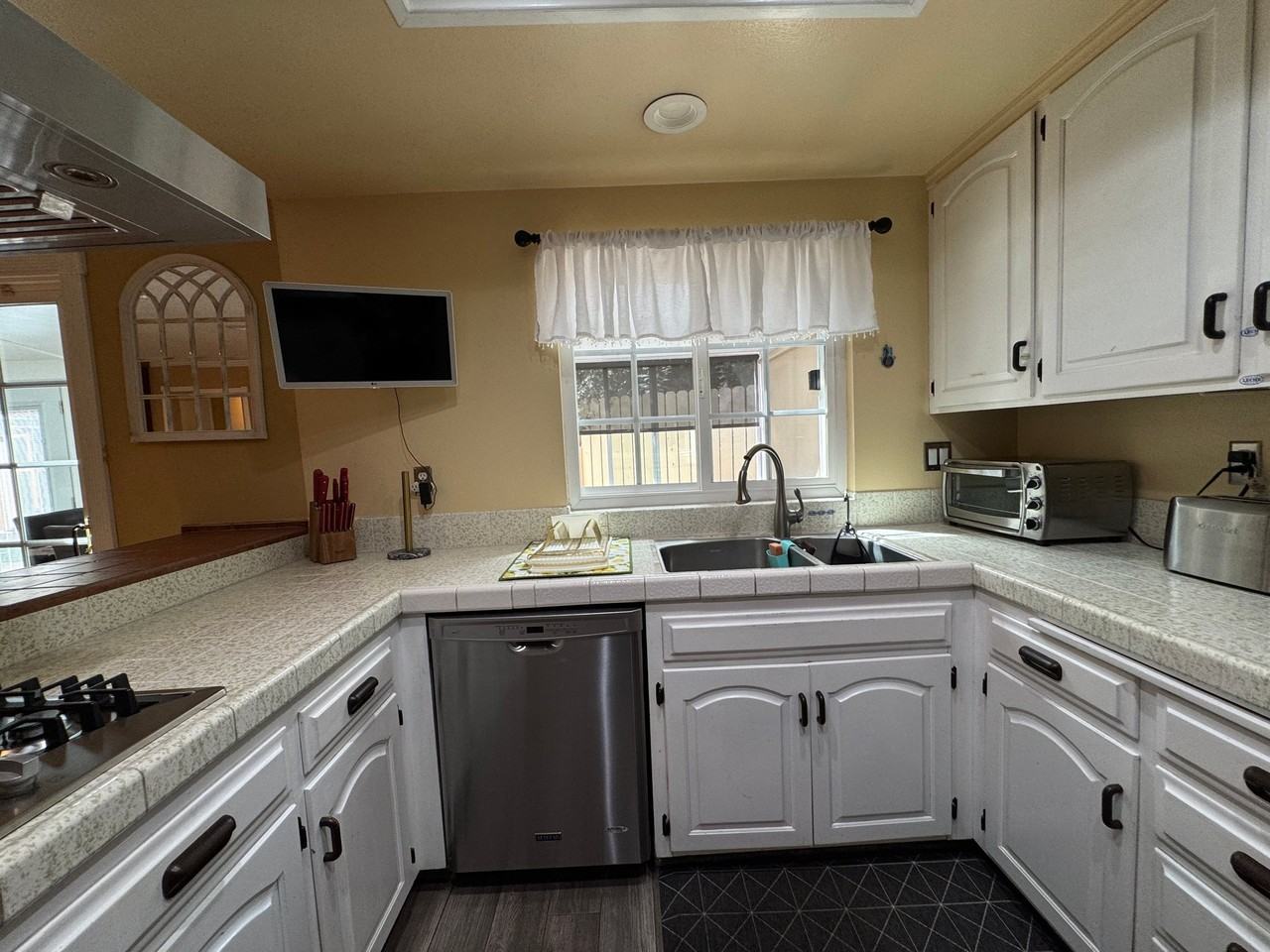 16064 Jersey St - Photo 3 of 19