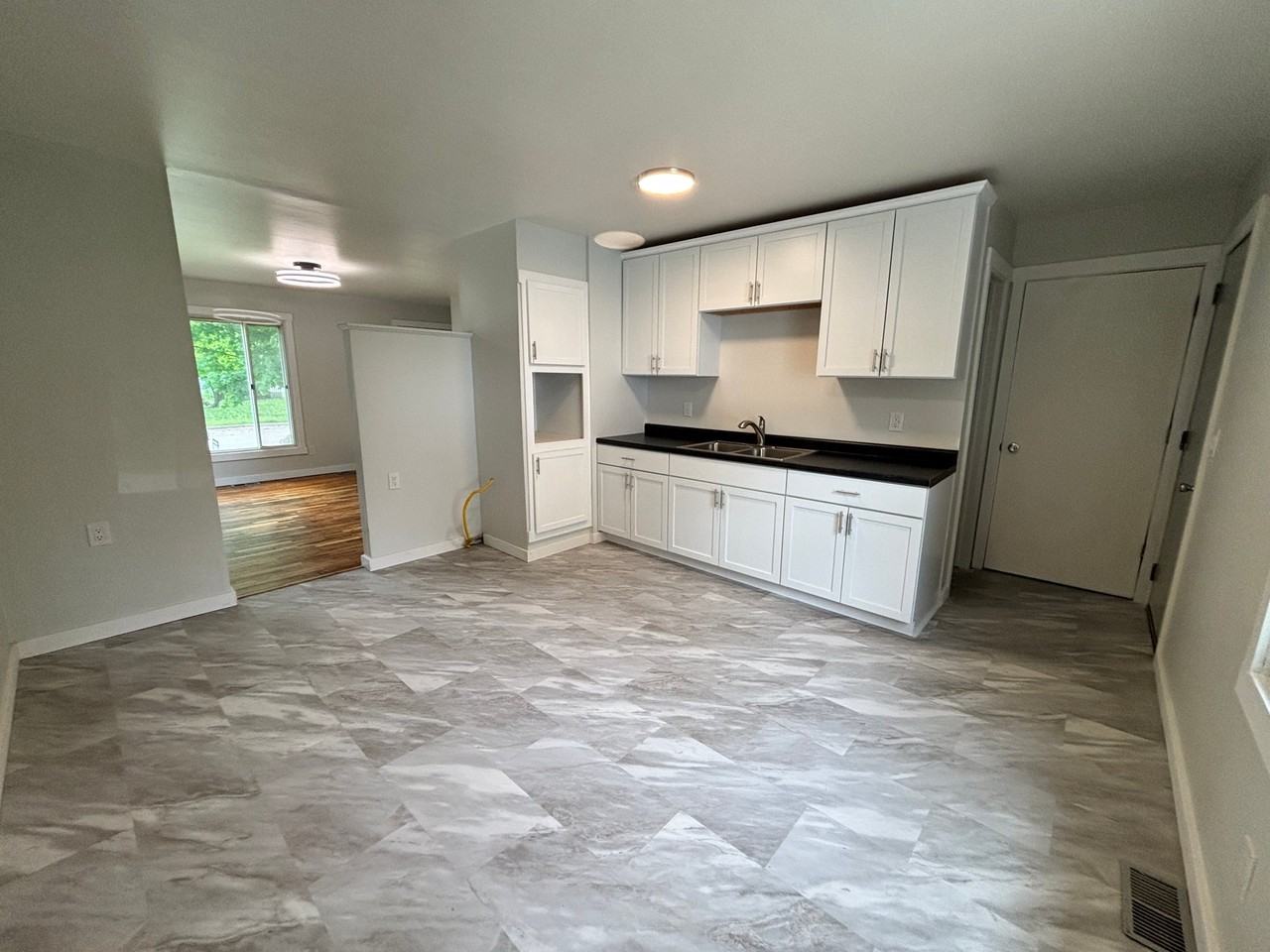 4727 Lexington Ave - Photo 5 of 15