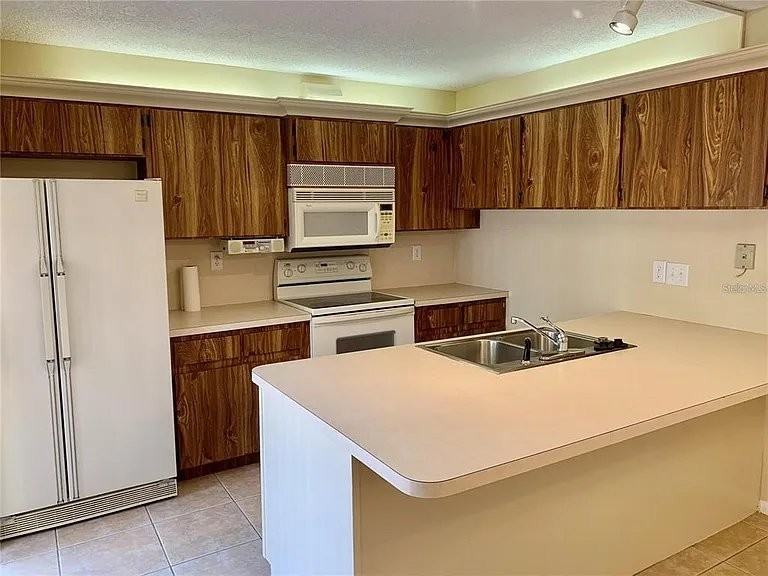 2602 7th Ct #15 - Photo 3 of 40