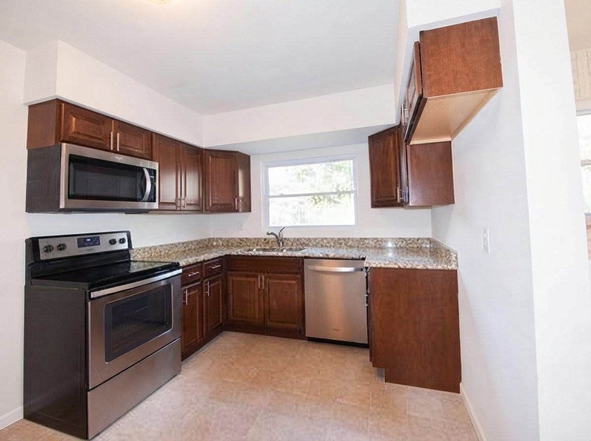 8483 Hampstead Dr #1 - Photo 3 of 10