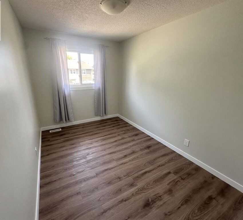5935 63 St - Photo 2 of 14