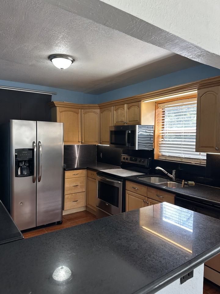 1020 Ne 146th St #NA - Photo 2 of 8