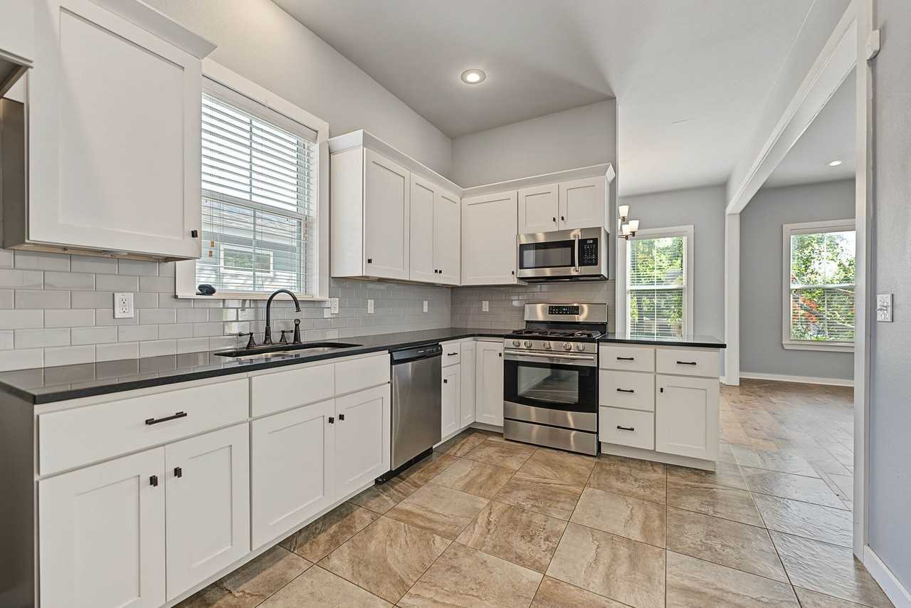 380 S East Ave - Photo 6 of 21