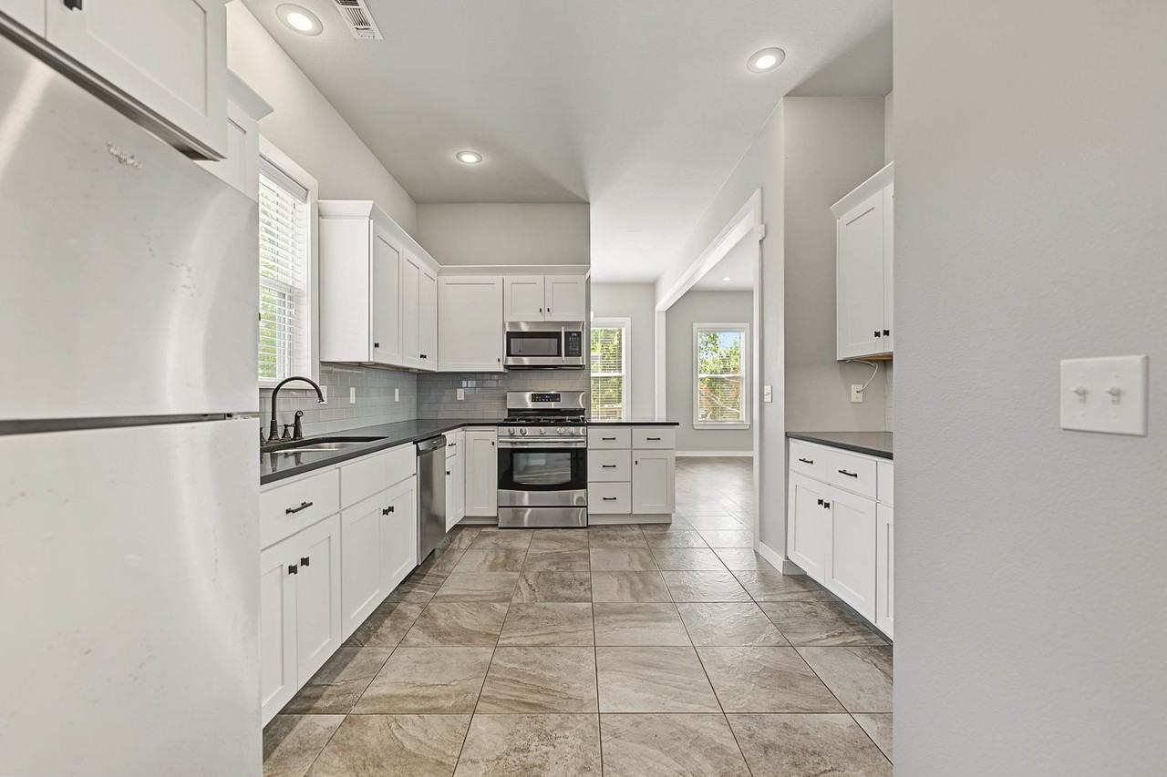 380 S East Ave - Photo 7 of 21