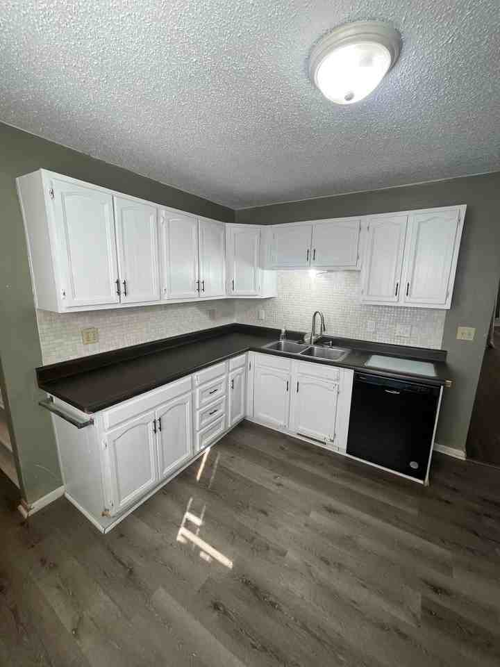 Beautiful updated apartments walking distance to Indianola townsquare - Photo 2 of 18