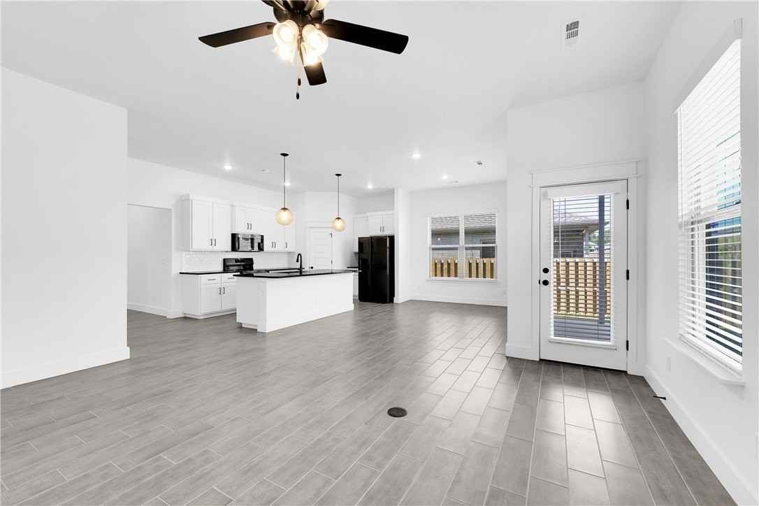 1410 Emmerson St - Photo 4 of 26
