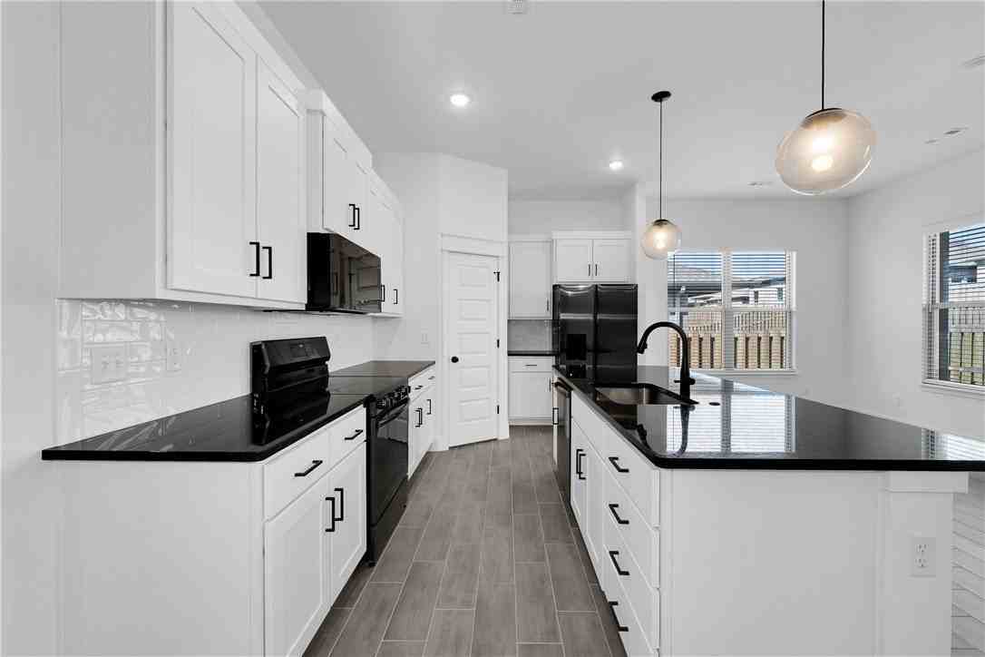 1410 Emmerson St - Photo 5 of 26