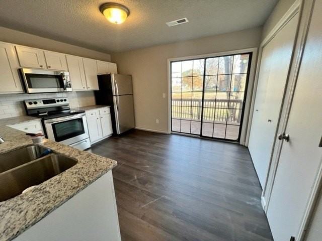 403 Se F St #A - Photo 3 of 7