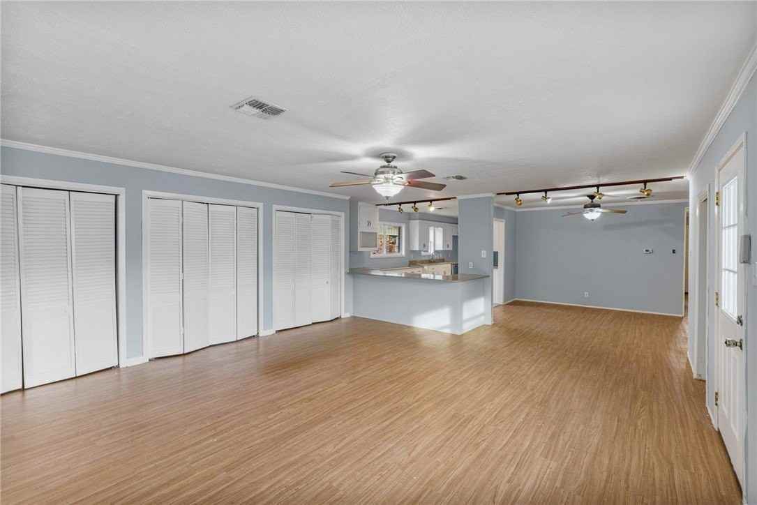 1061 Meadowbrook Dr - Photo 4 of 28