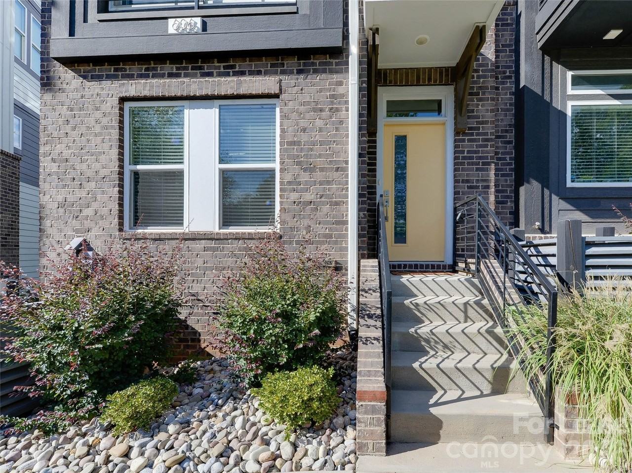 606 W End Dr - Photo 3 of 48