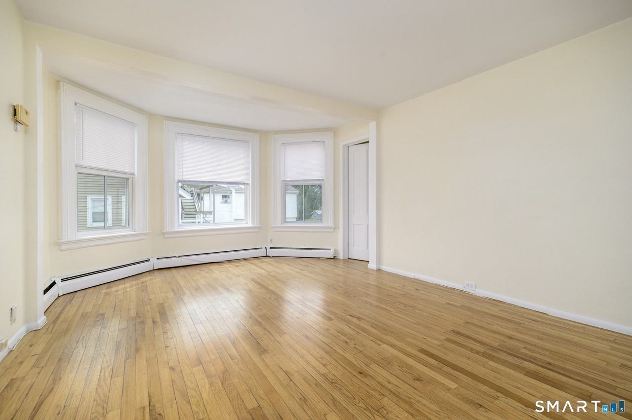 18 Elm Tree Pl #2ndFL - Photo 3 of 12