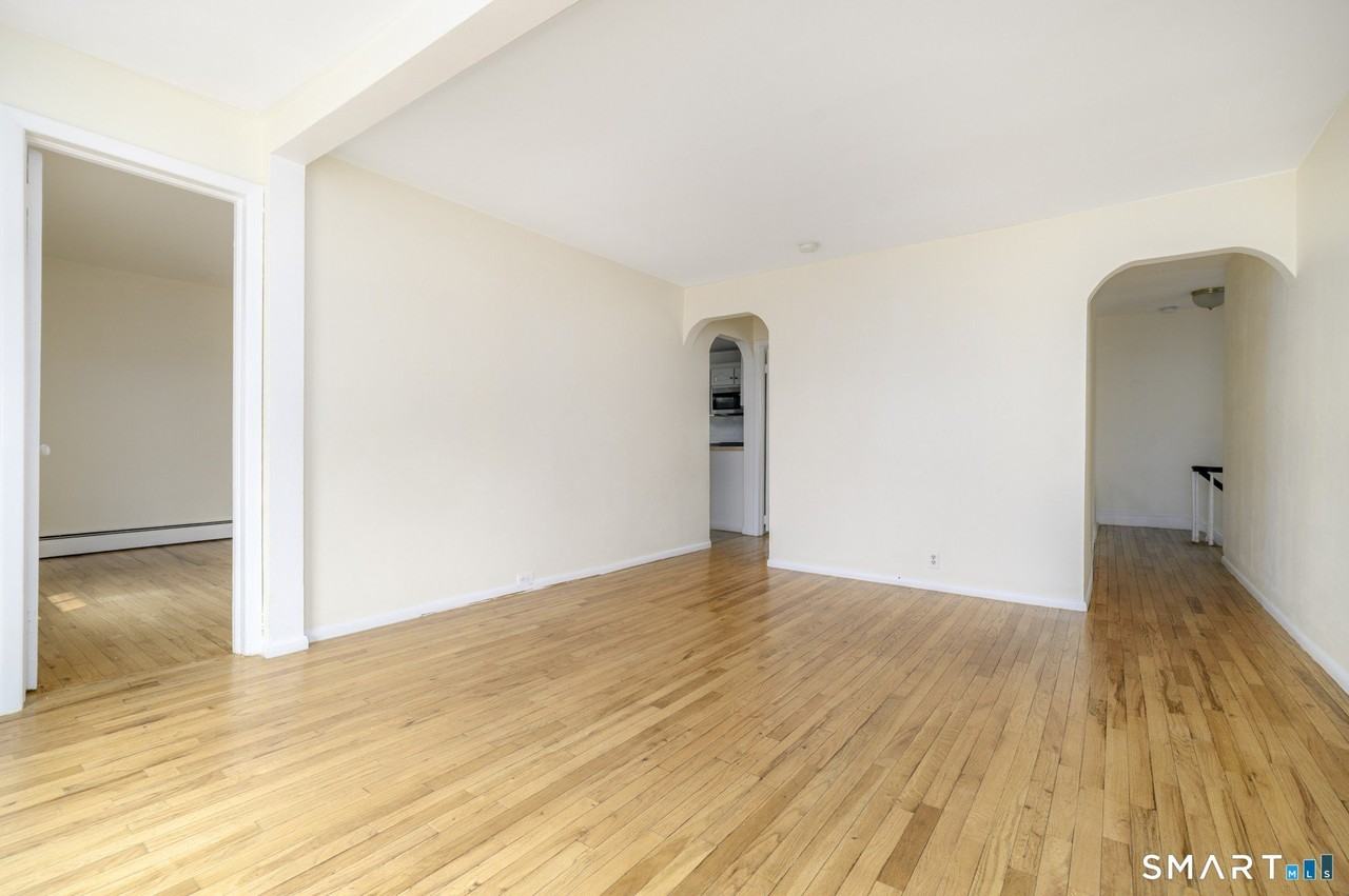 18 Elm Tree Pl #2ndFL - Photo 4 of 12
