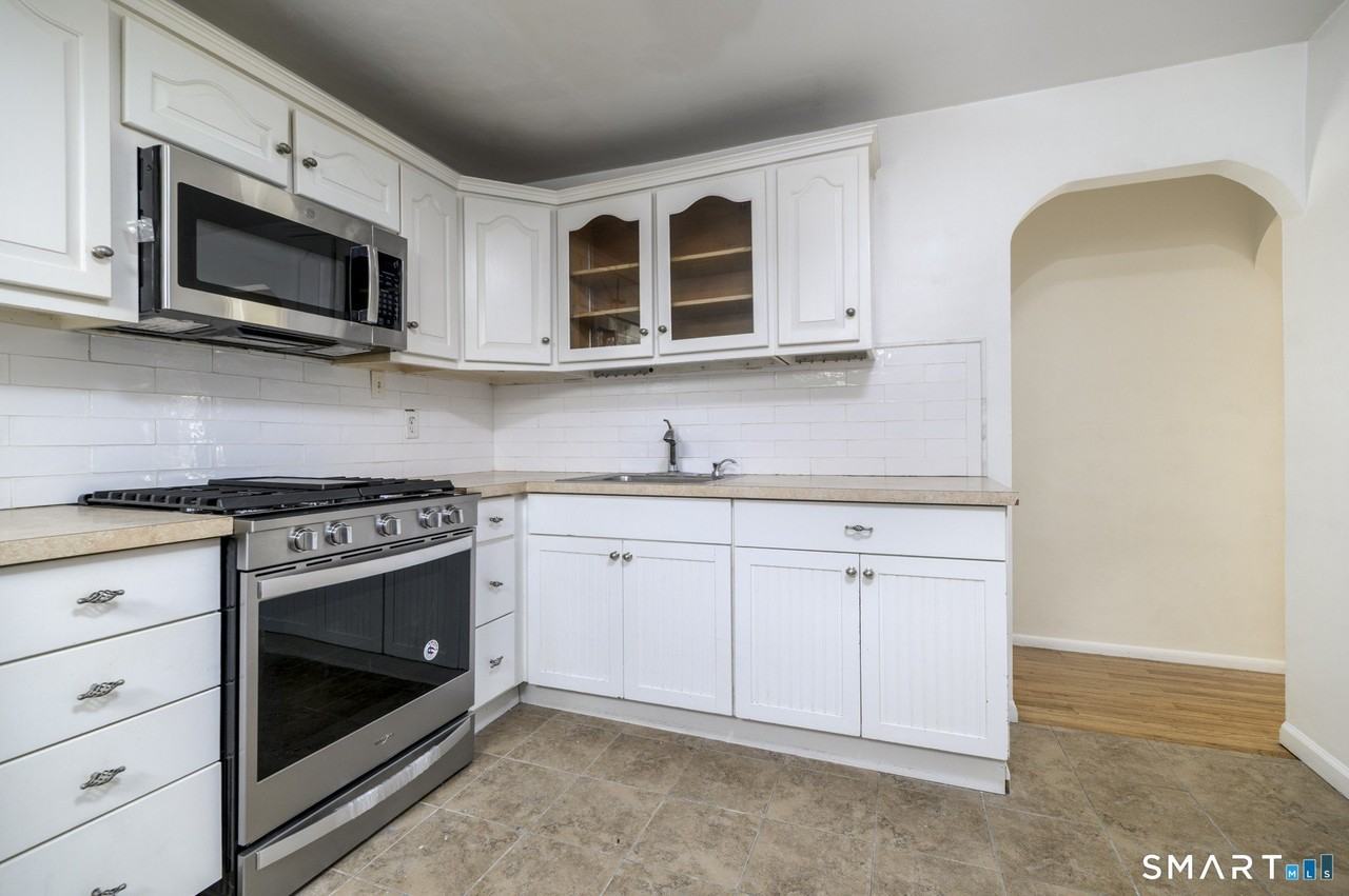 18 Elm Tree Pl #2ndFL - Photo 6 of 12