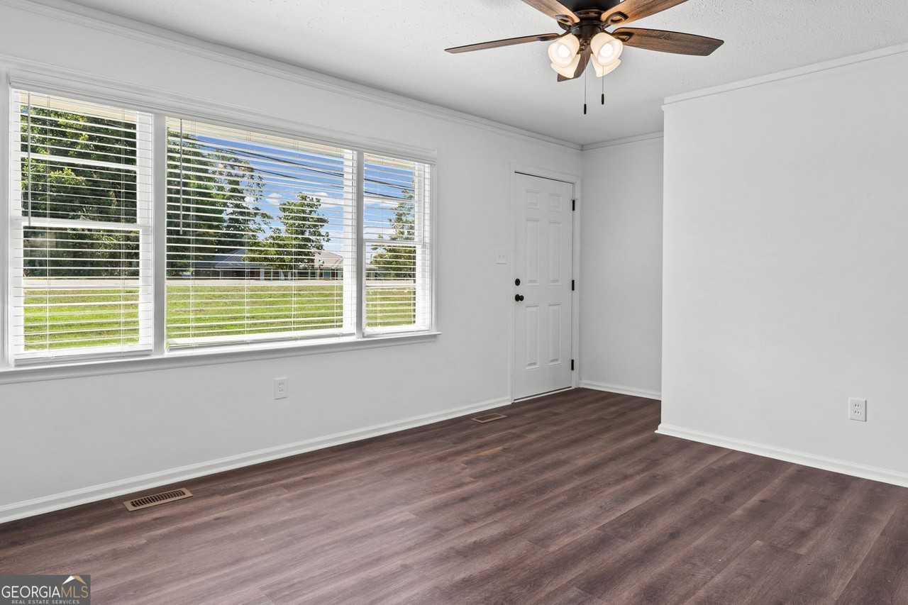 215 Lagrange St - Photo 7 of 26