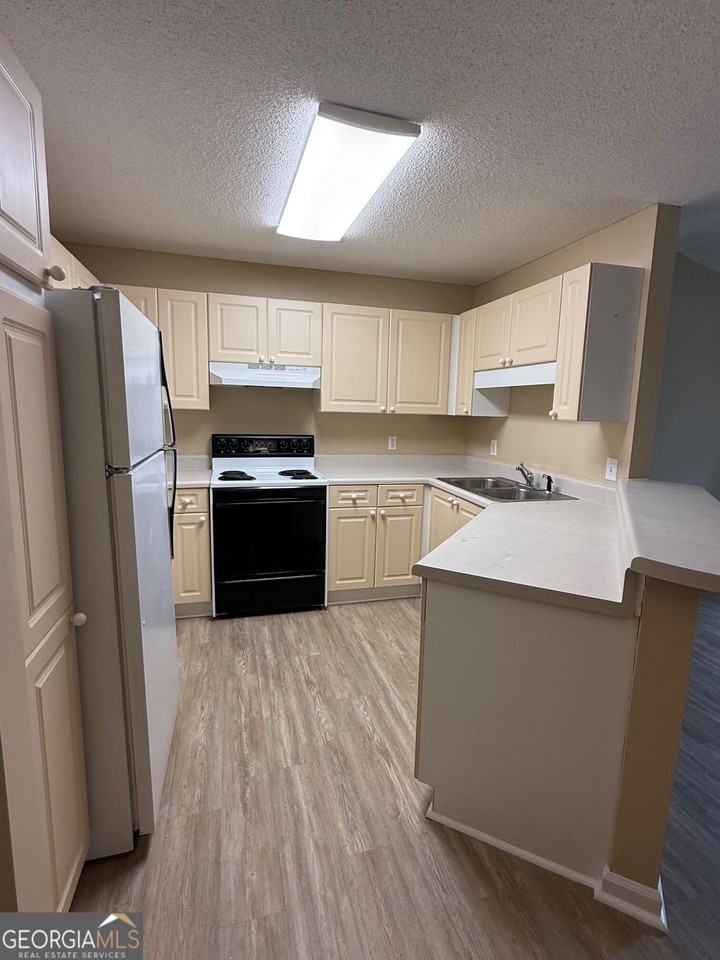 320 Ridgewood Ave #B4 - Photo 2 of 10