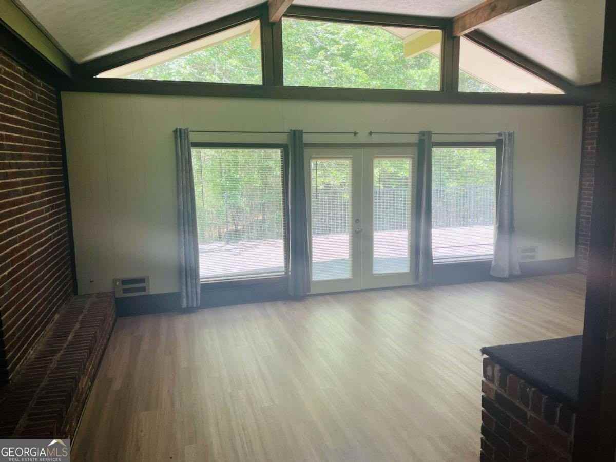 163 Old Norton Rd - Photo 4 of 47
