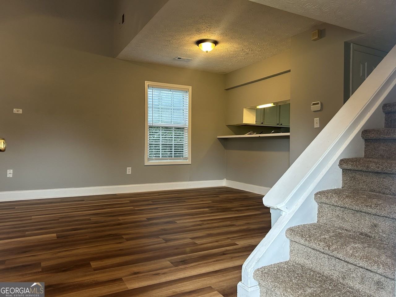 207 Hillcrest Dr - Photo 2 of 22