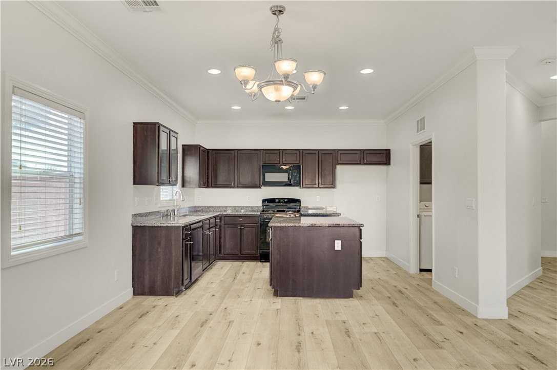 139 Bloomsbury Ave - Photo 6 of 34