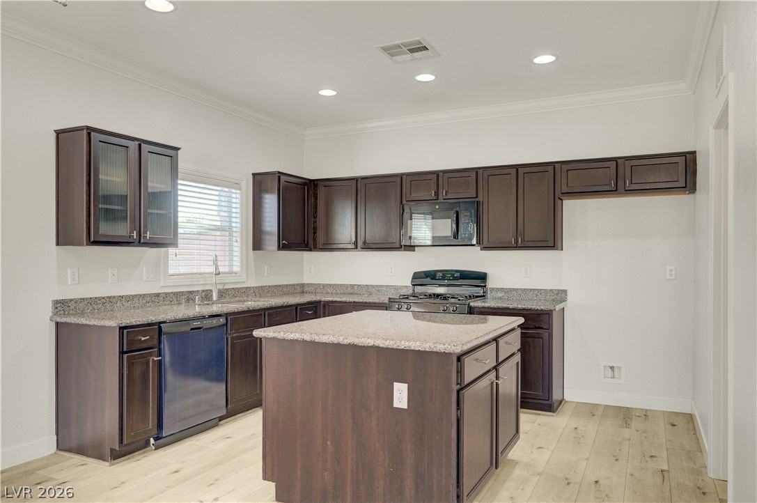 139 Bloomsbury Ave - Photo 7 of 34