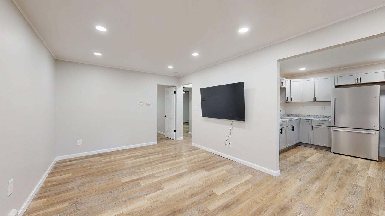 124 Allen Dr #1 - Photo 3 of 10