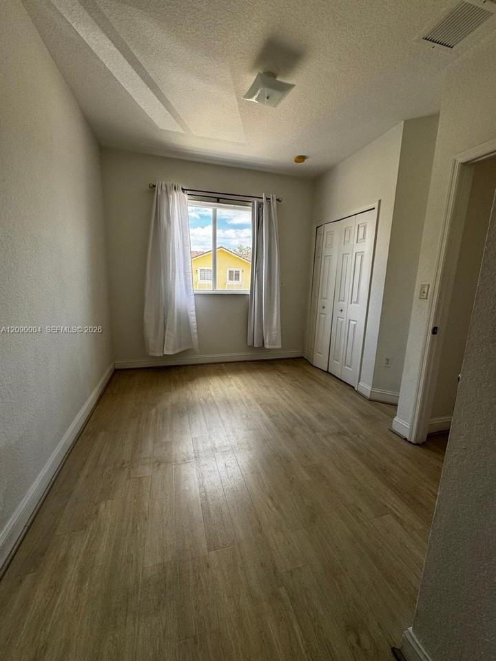 3200 Nw 5th Ter - Photo 4 of 8