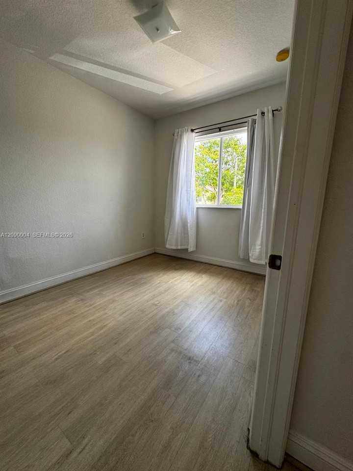 3200 Nw 5th Ter - Photo 6 of 8