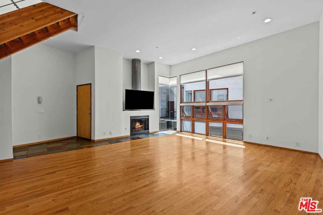 343 Rennie Ave #7 - Photo 3 of 8