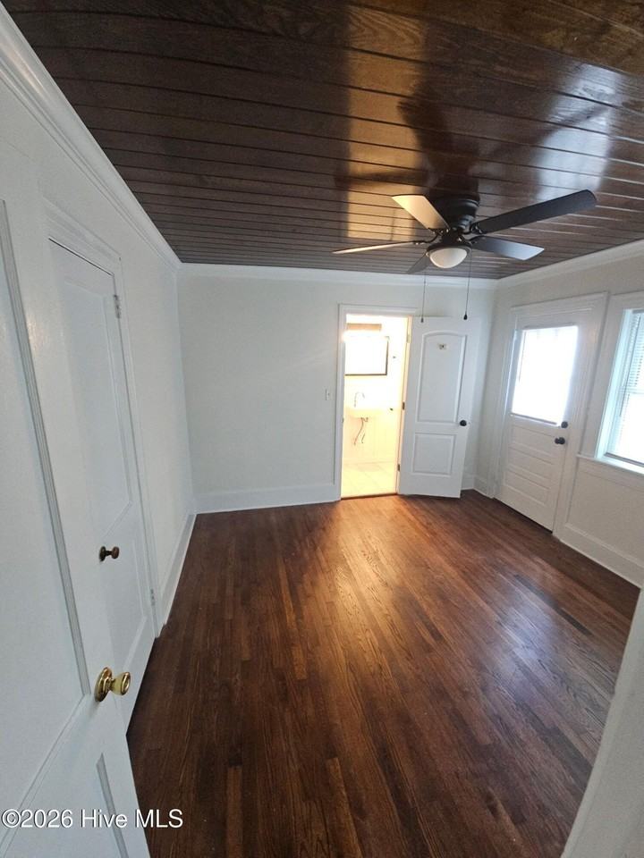 301 S Oak St - Photo 3 of 19