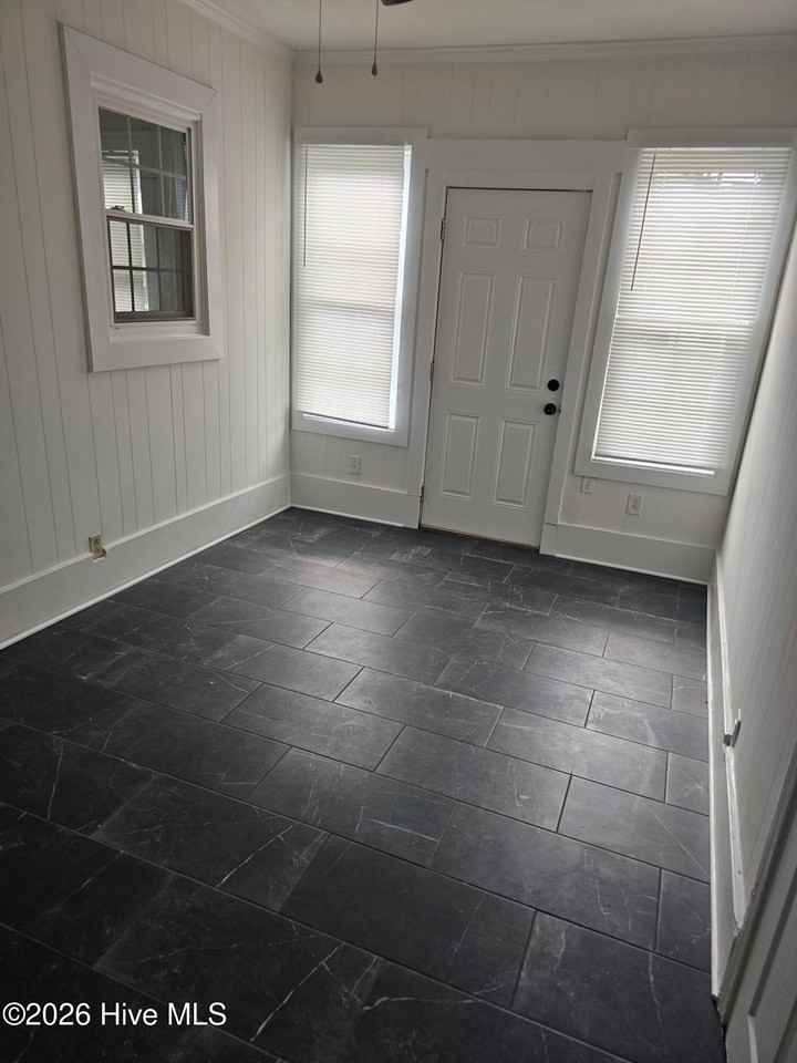301 S Oak St - Photo 4 of 19
