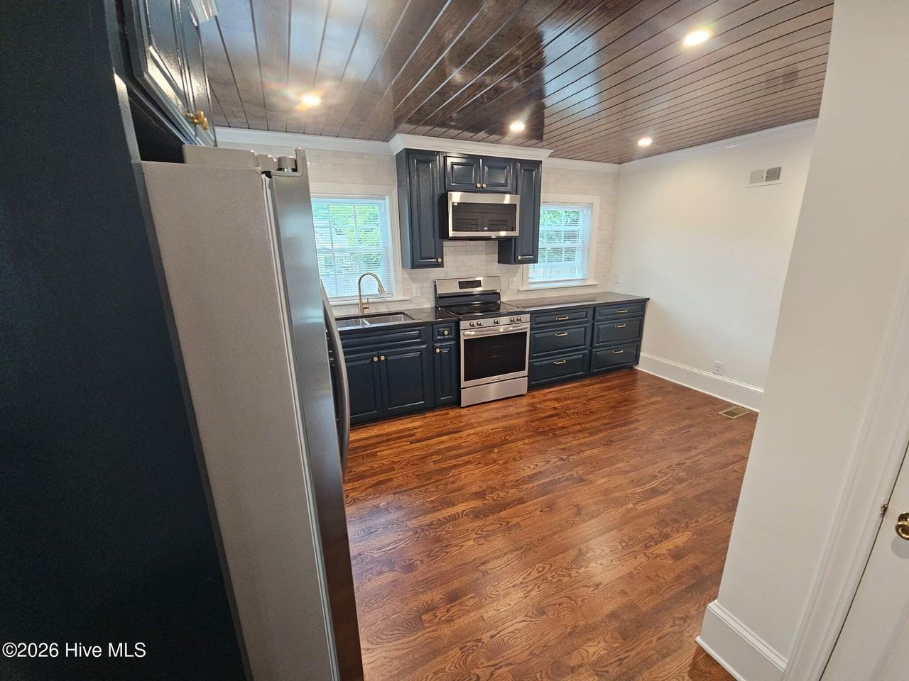 301 S Oak St - Photo 5 of 19