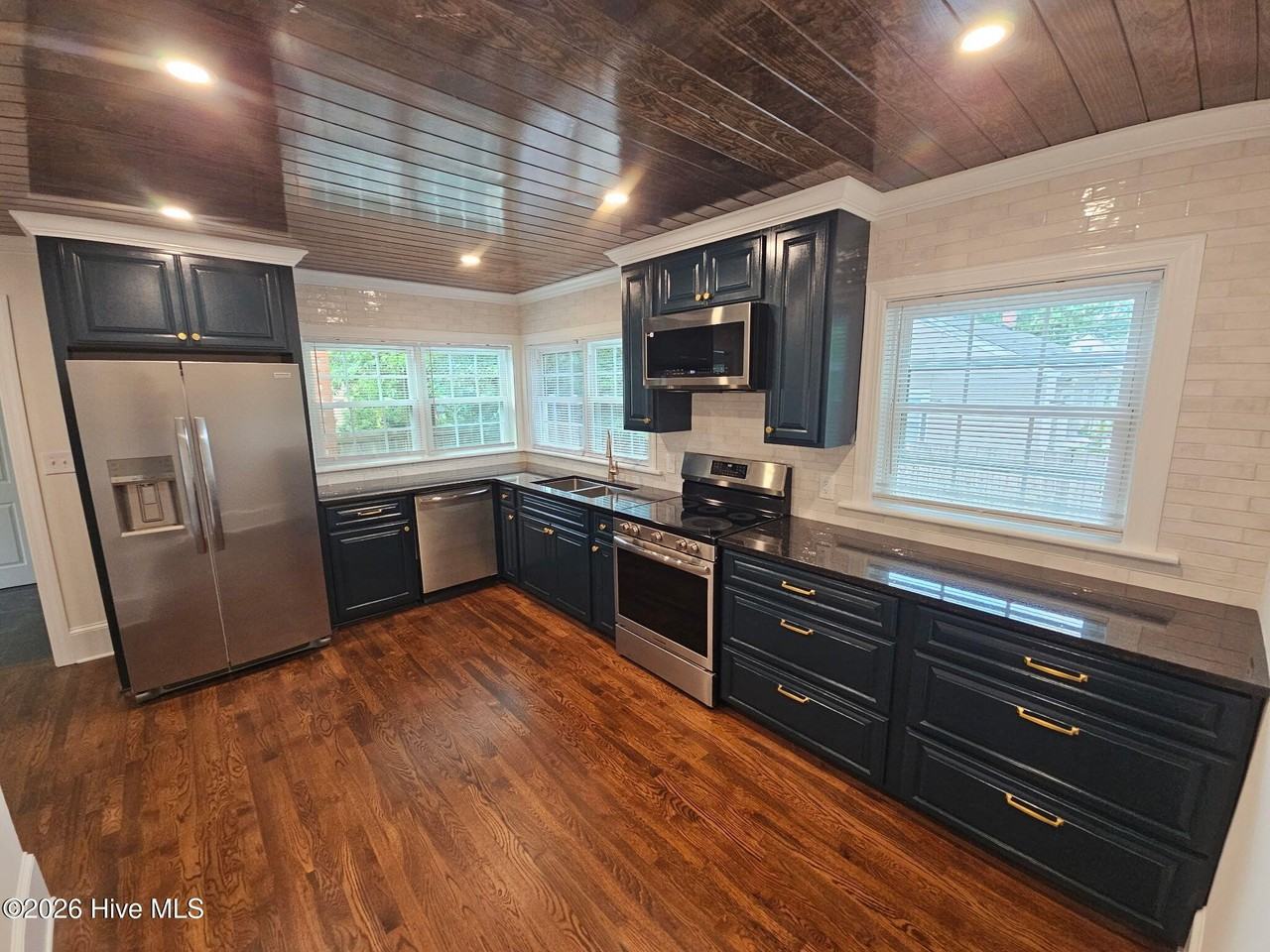 301 S Oak St - Photo 6 of 19