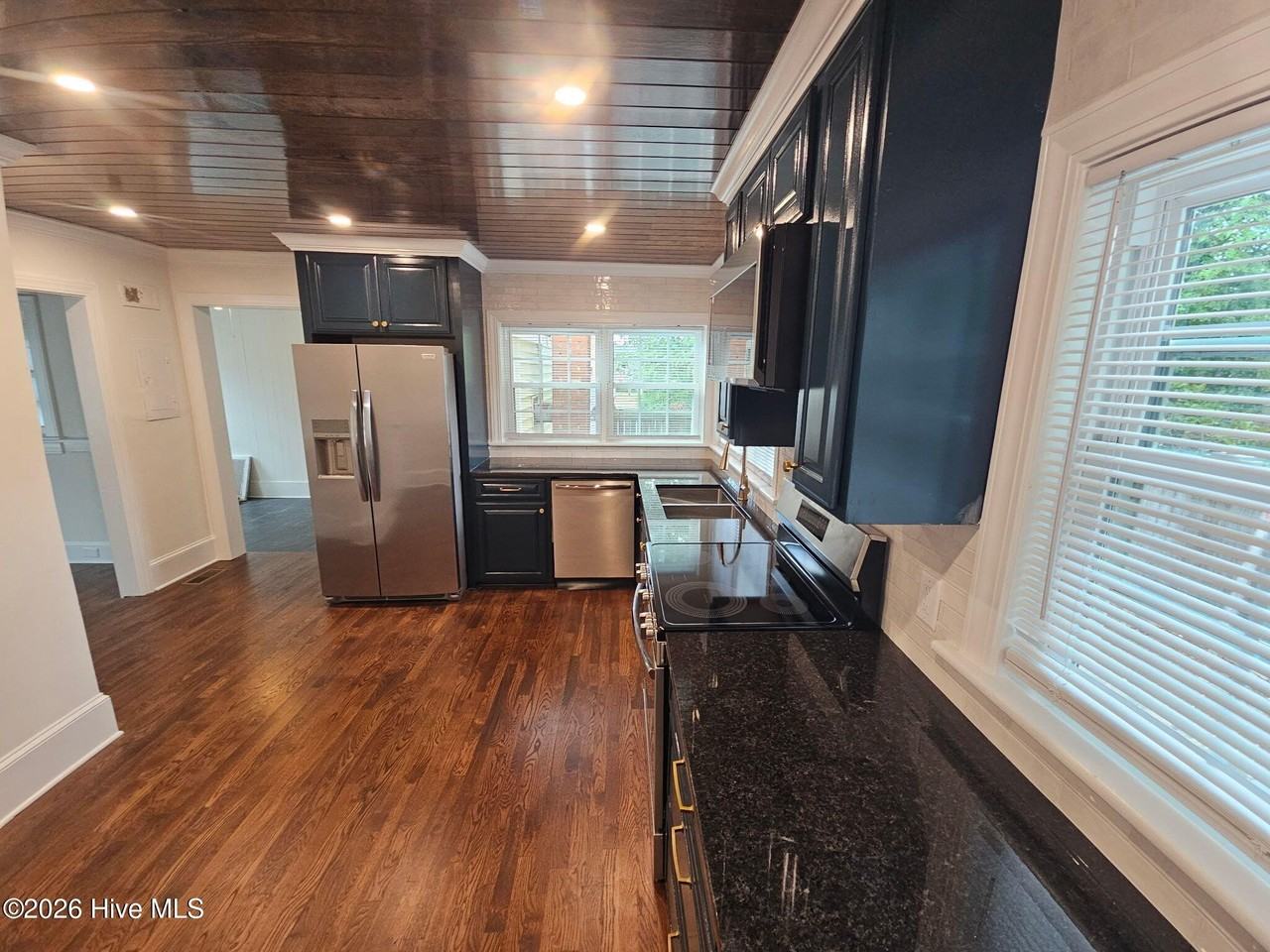 301 S Oak St - Photo 7 of 19