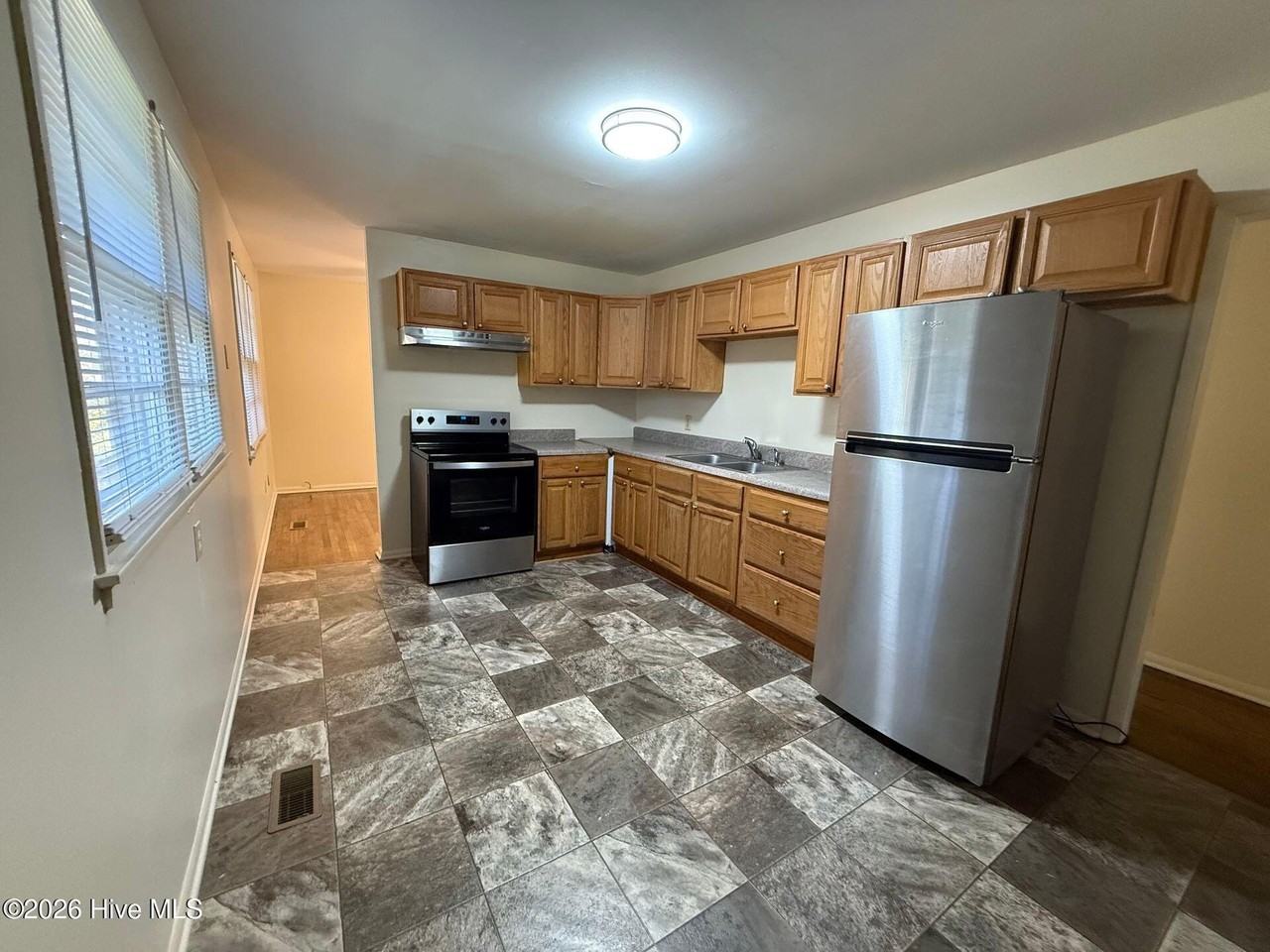 602 Maple St - Photo 2 of 8