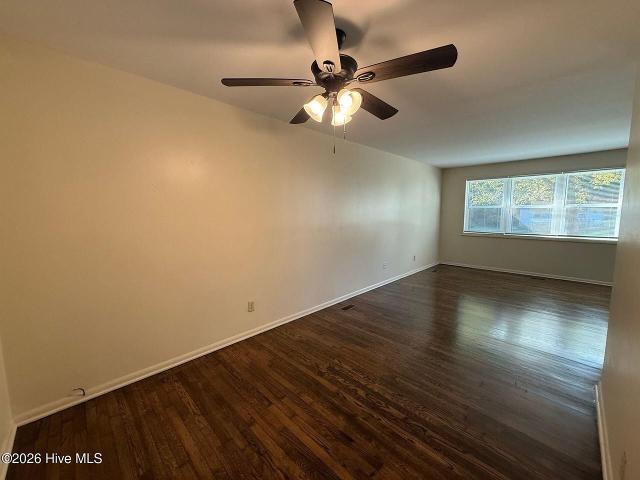 602 Maple St - Photo 4 of 8