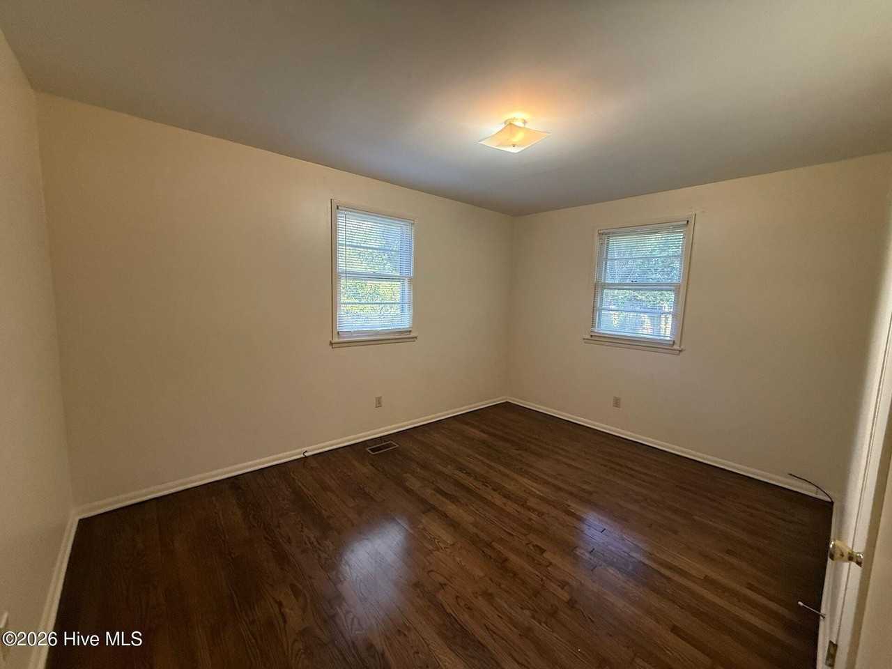 602 Maple St - Photo 5 of 8