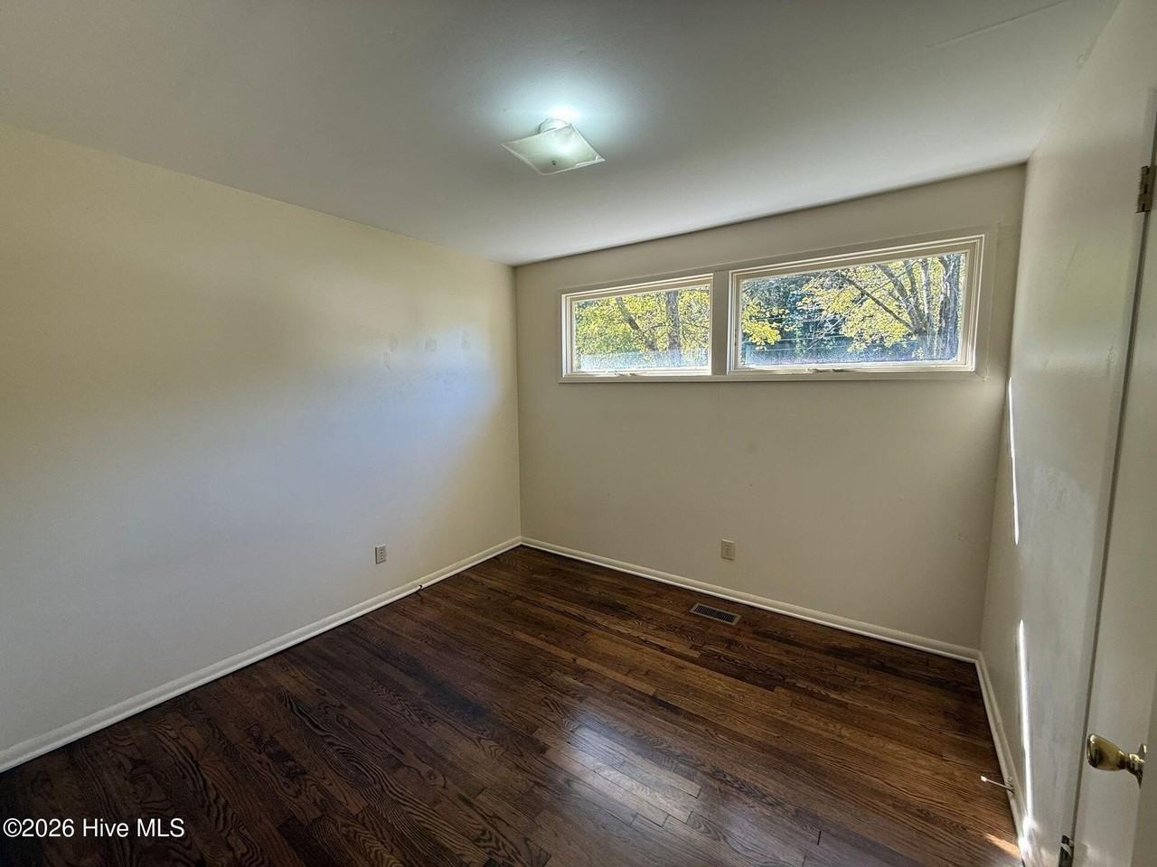 602 Maple St - Photo 6 of 8