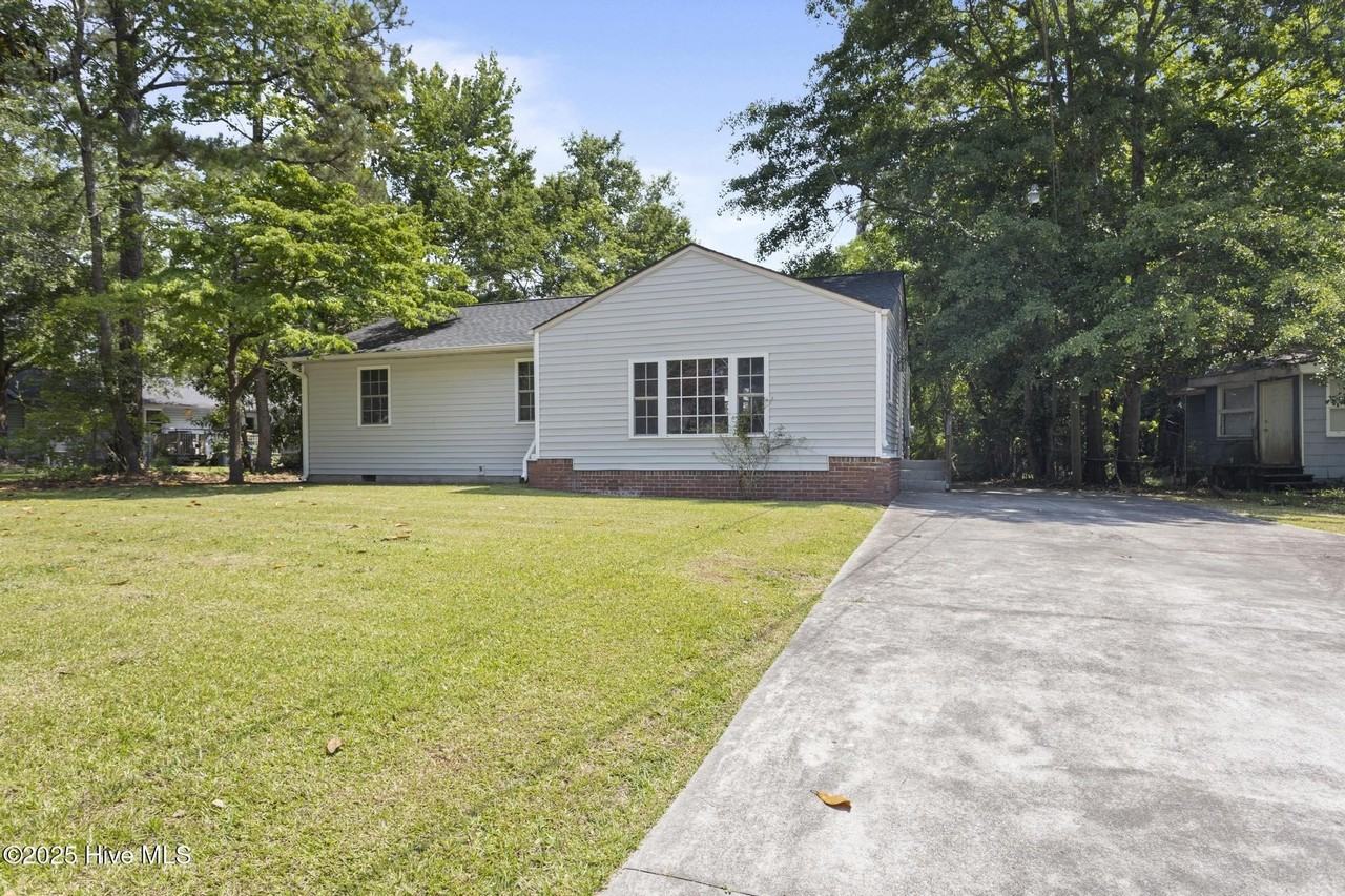 404 Dogwood Ln - Photo 2 of 20