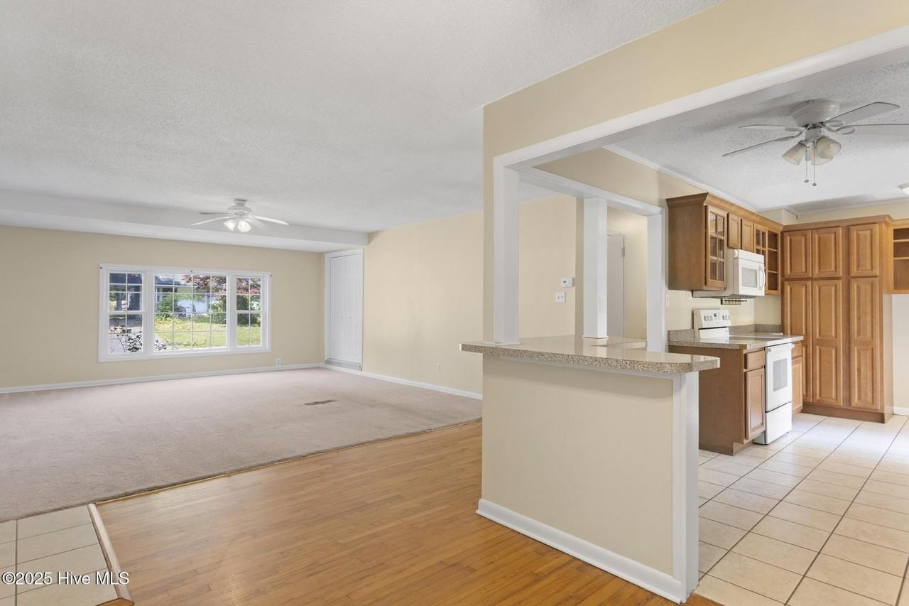 404 Dogwood Ln - Photo 3 of 20