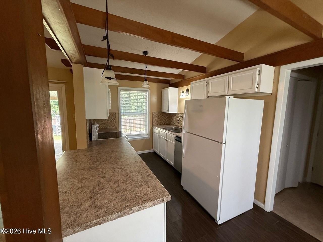 415 Mark Ln - Photo 2 of 10