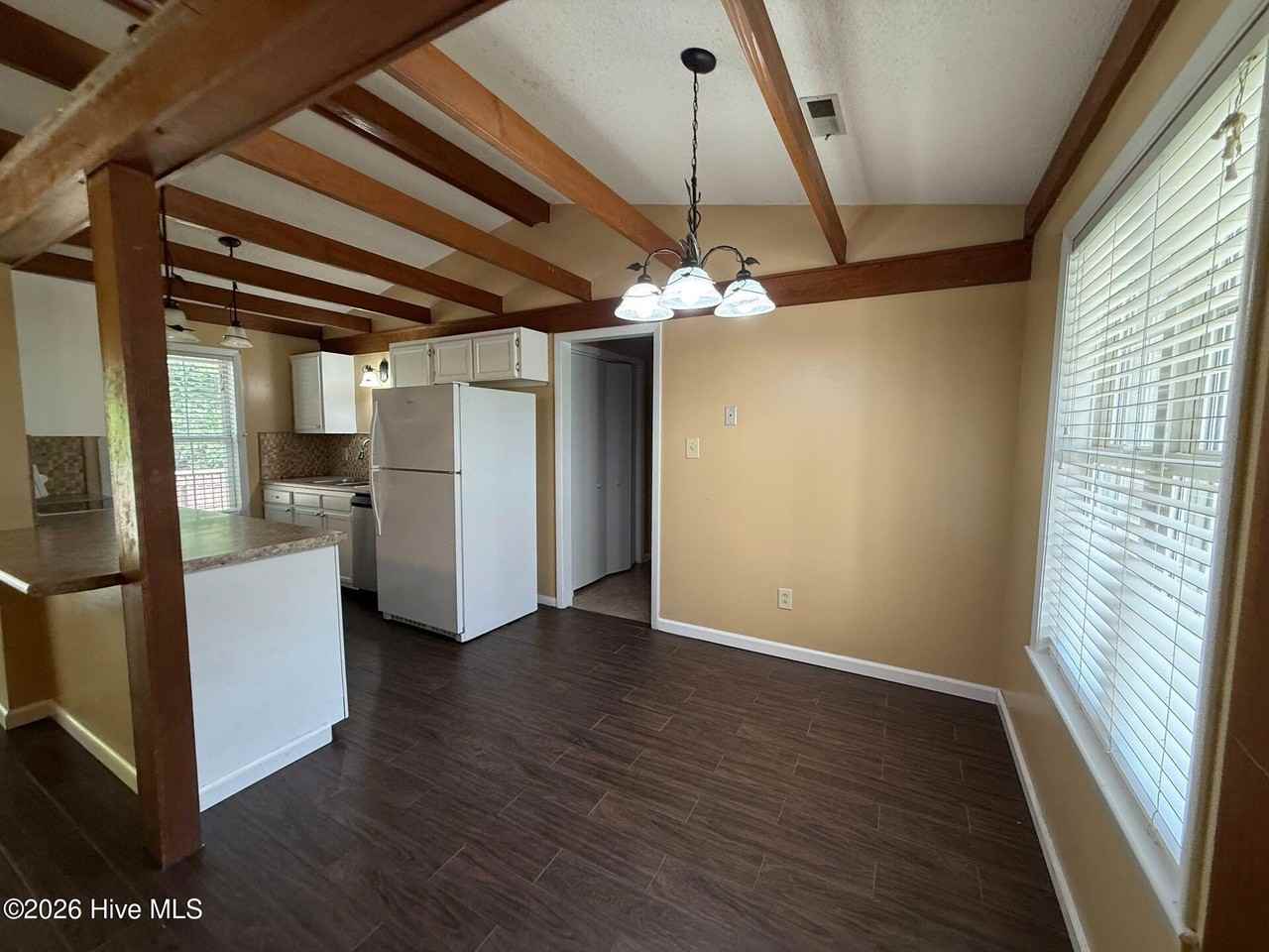 415 Mark Ln - Photo 3 of 10