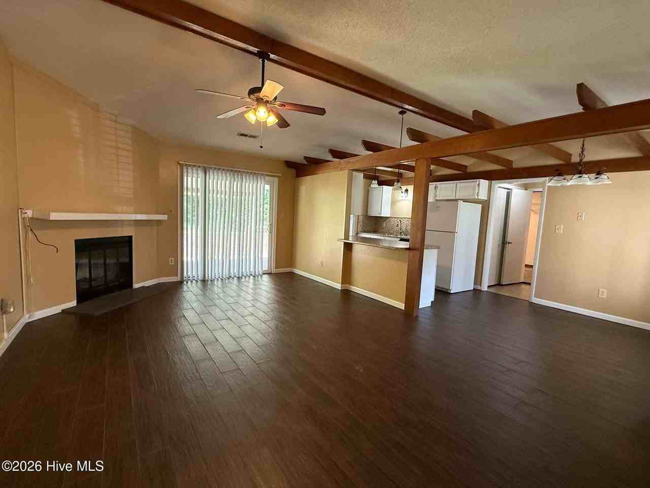 415 Mark Ln - Photo 4 of 10