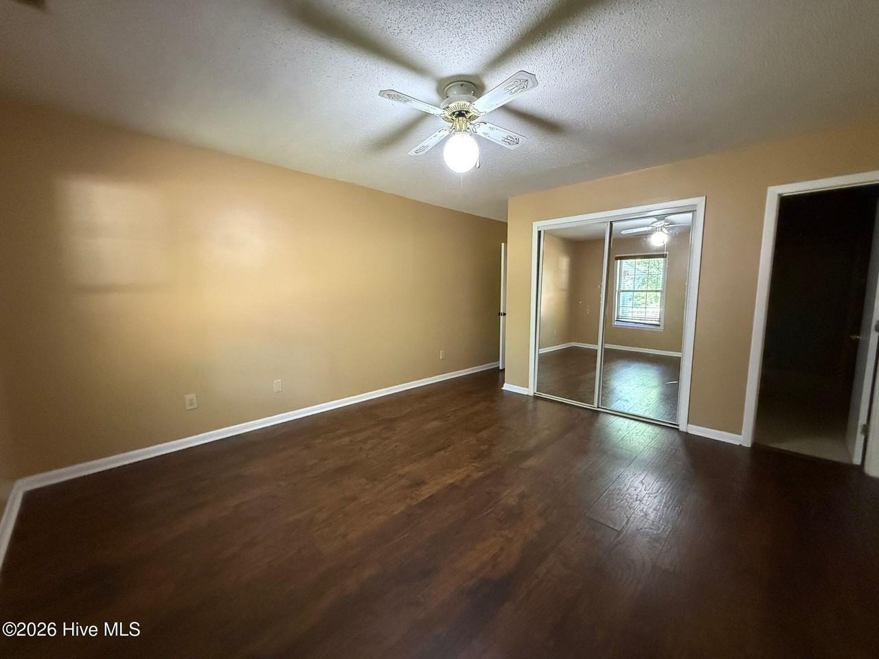 415 Mark Ln - Photo 5 of 10