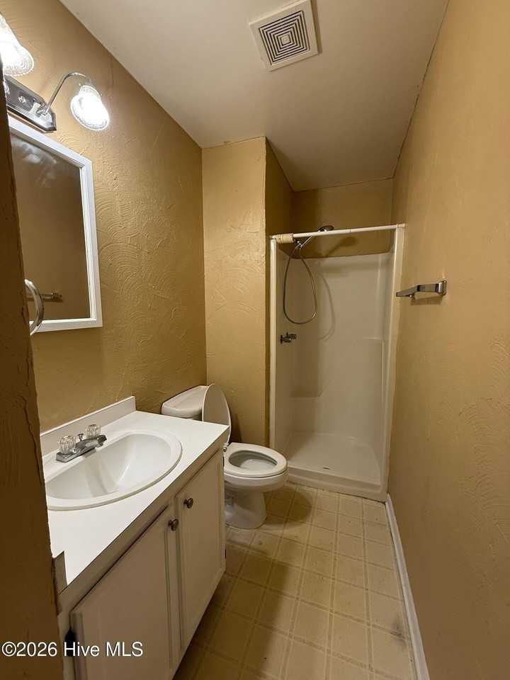 415 Mark Ln - Photo 6 of 10
