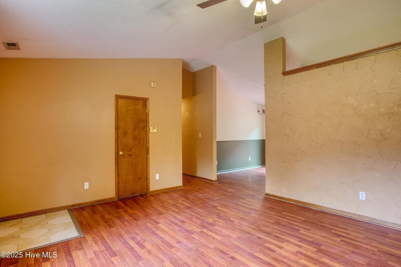 303 Sedgefield Ct - Photo 5 of 22