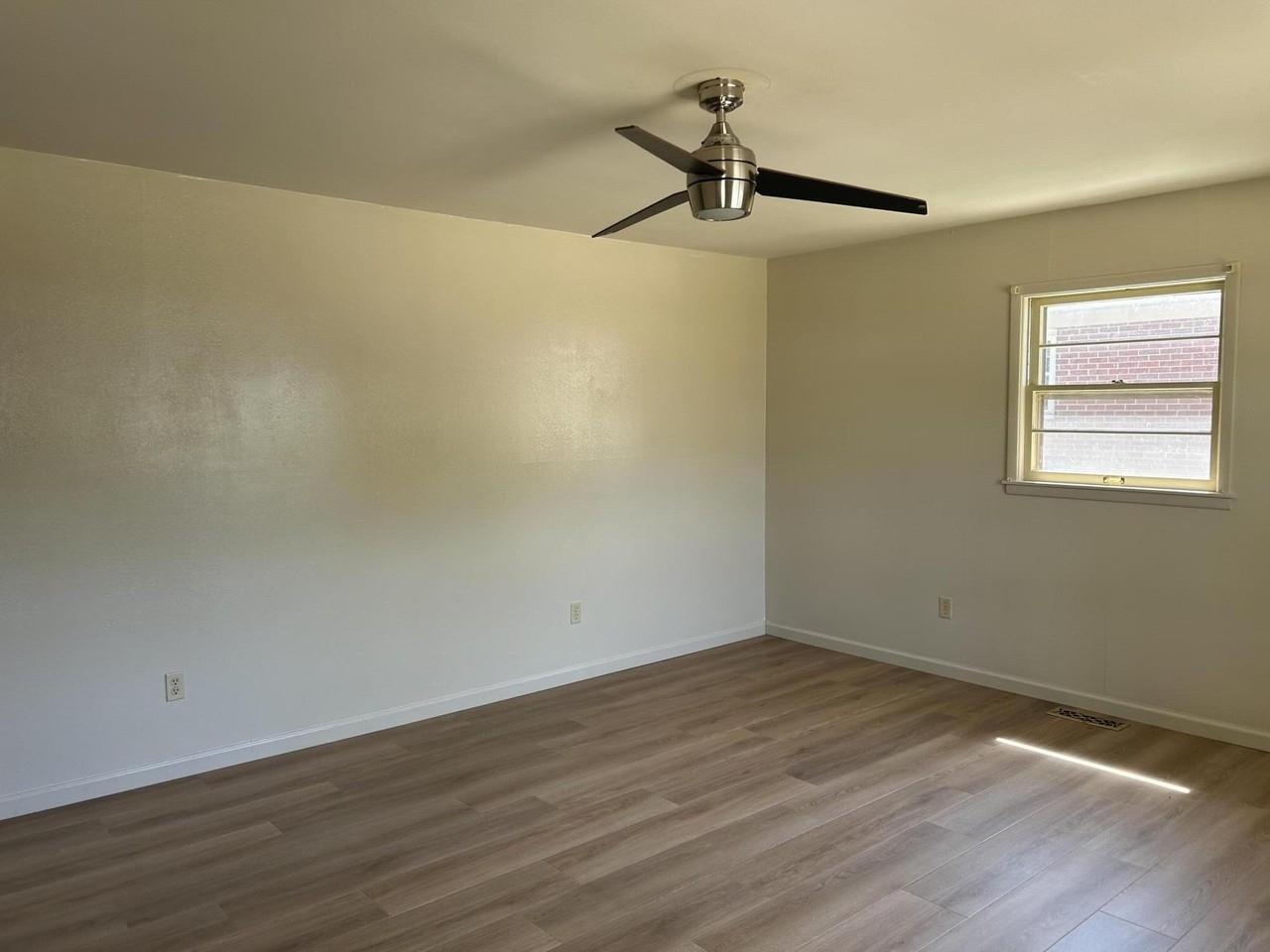 812 Springmont Dr - Photo 3 of 14